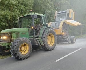 ciągnik i maszyna rolnicza na poboczu drogi