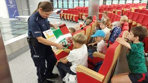 Policjantka prowadzi spotkanie z uczestnikami półkolonii