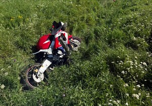 czerwony motocykl w rowie