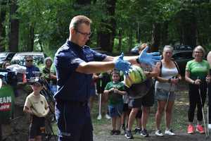 policjant podczas spotkania z uczestnikami marszu