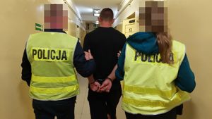 Policjanci z zatrzymanym mężczyzną