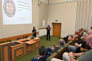 policyjni wykładowcy podczas szkolenia z pracownikami Uniwersyteckiego Szpitala Klinicznego nr 1 w Lublinie