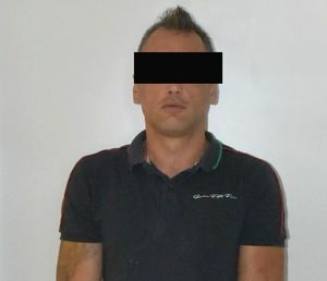 zatrzymany 36-latek z czarnym paskiem na oczach