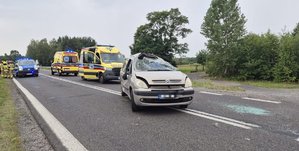 uszkodzony Citroen po wypadku, w tle radiowozy i karetka