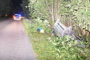 Uszkodzony Opel w rowie po zderzeniu się z sarną. W tle radiowóz