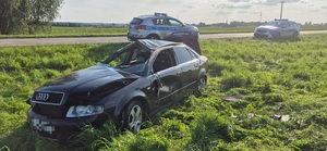 Miejsce wypadku drogowego w Korolówce Osadzie, na zdjęciu rozbite Audi A4 i dwa radiowozy policyjne