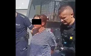 Policjanci prowadzą zatrzymaną kobietę