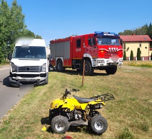 pojazdy służb oraz śmigłowiec na miejscu wypadku 6-latka. Quad dziecka na drodze.