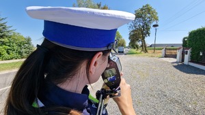 kontrole prędkości przez policjantów