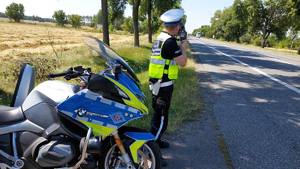 kontrole prędkości przez policjantów