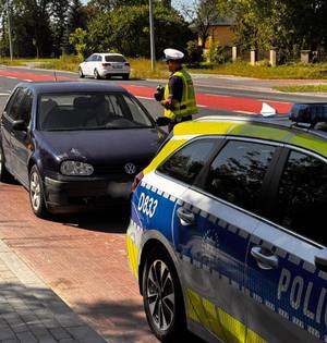 kontrole prędkości przez policjantów