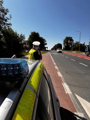 kontrole prędkości przez policjantów