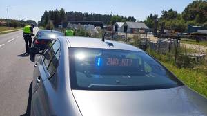 kontrole prędkości przez policjantów