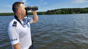 policjant z lornetką