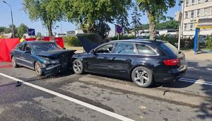 rozbite samochody na miejscu wypadku