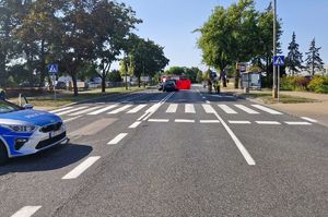 miejsce wypadku drogowego, w tle rozbite pojazdy