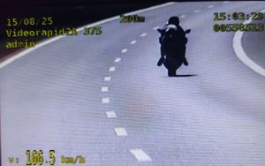 zdjęcie jadącego motocykla