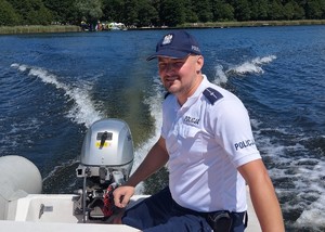 policjant na policyjnej łodzi