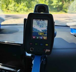 widok wyświetlacza miernika prędkości z wyświetloną prędkością 181 kilometrów na godzine