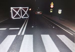 miejsce wypadku drogowego, w tle widać parawan i samochód