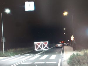 miejsce wypadku drogowego, w tle widać parawan i samochód