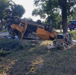bus leżący na dachu