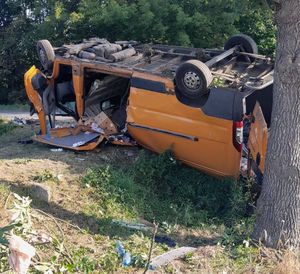 bus leżący na dachu