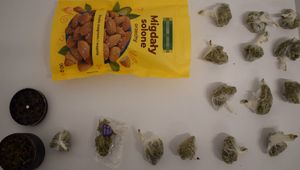 zabezpieczone narkotyki i opakowanie po migdałach