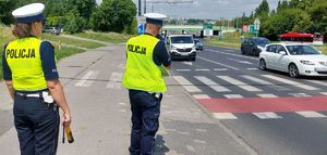 policjanci przy drodze