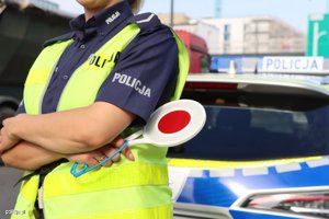 policjantka przy radiowozie