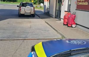 pojazd suzuki pod stacją paliw, przód radiowozu