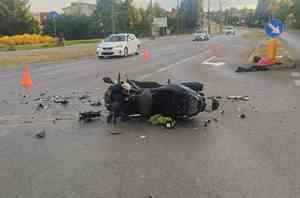 przewrócony motocykl na drodze po wypadku drogowym