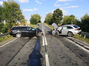 zderzenie dwóch pojazdów na drodze