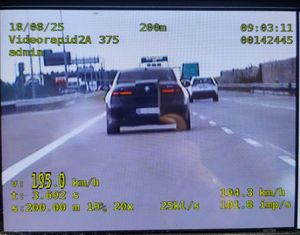 kadr z videorejestratora przedstawiający samochód