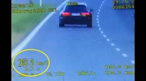 Stop klatka z wideorejestratora na której widać jak auto osobowe jedzie z prędkością ponad 200 kilometrów na godzinę