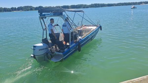 Starszy sierżant Szymon Skrzeczkowski i sierżant Mateusz Kisiel podczas służby na wodzie