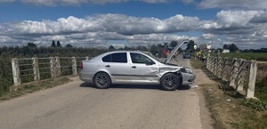uszkodzony pojazd stojący w poprzek drogi po zderzeniu z innym autem
