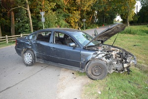 Rozbity przód pojazdu na środku drogi po zderzeniu z drugim pojazdem
