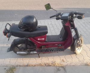 czerwony motorower simson