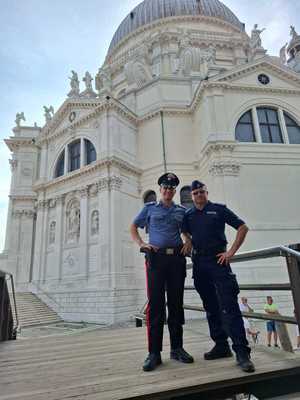 polski i włoski policjant