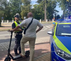 policjant kontroluje kierującego hulajnogą