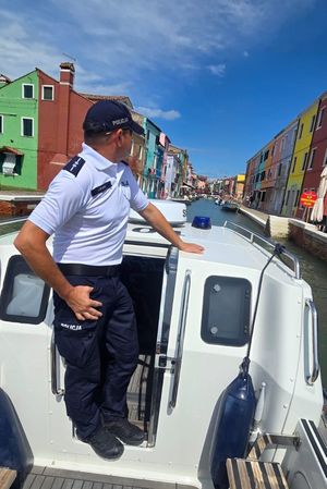 policjant na policyjnej łodzi