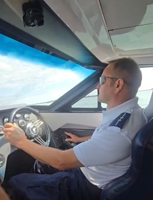 policjant na policyjnej łodzi