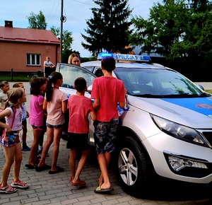 dzieci oglądające oznakowany radiowóz