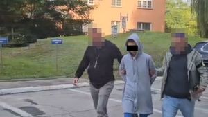 policyjni poszukiwacze prowadzą zatrzymana 41-latkę