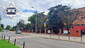 radiowóz pod szkołą