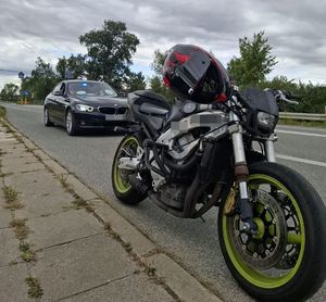 motocykl zatrzymany do kontroli drogowej, z tyłu nieoznakowany radiowóz Policji