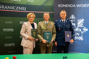 Zdjęcie z podpisanego porozumienia dotyczące szkoleń w oddziałach o profilu mundurowym