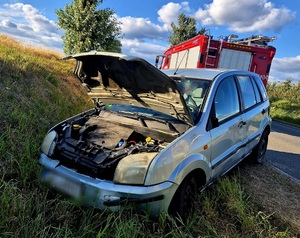 samochód osobowy z otwartą maską