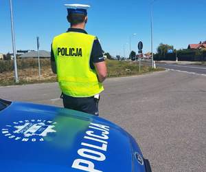 policjant przy radiowozie